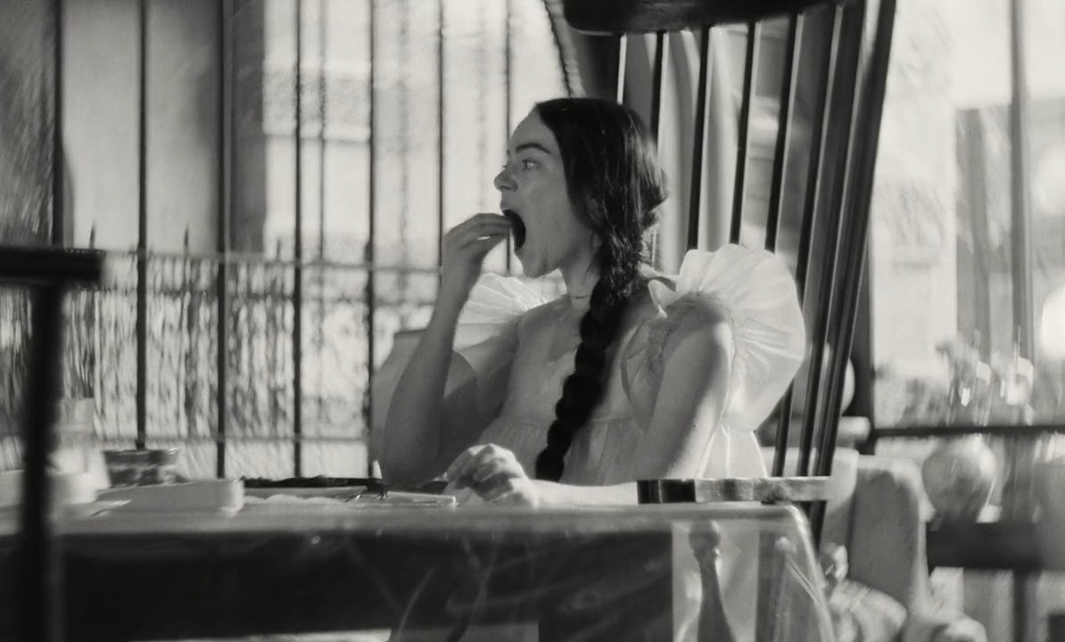 Poor Things film still at 00:03:39.629